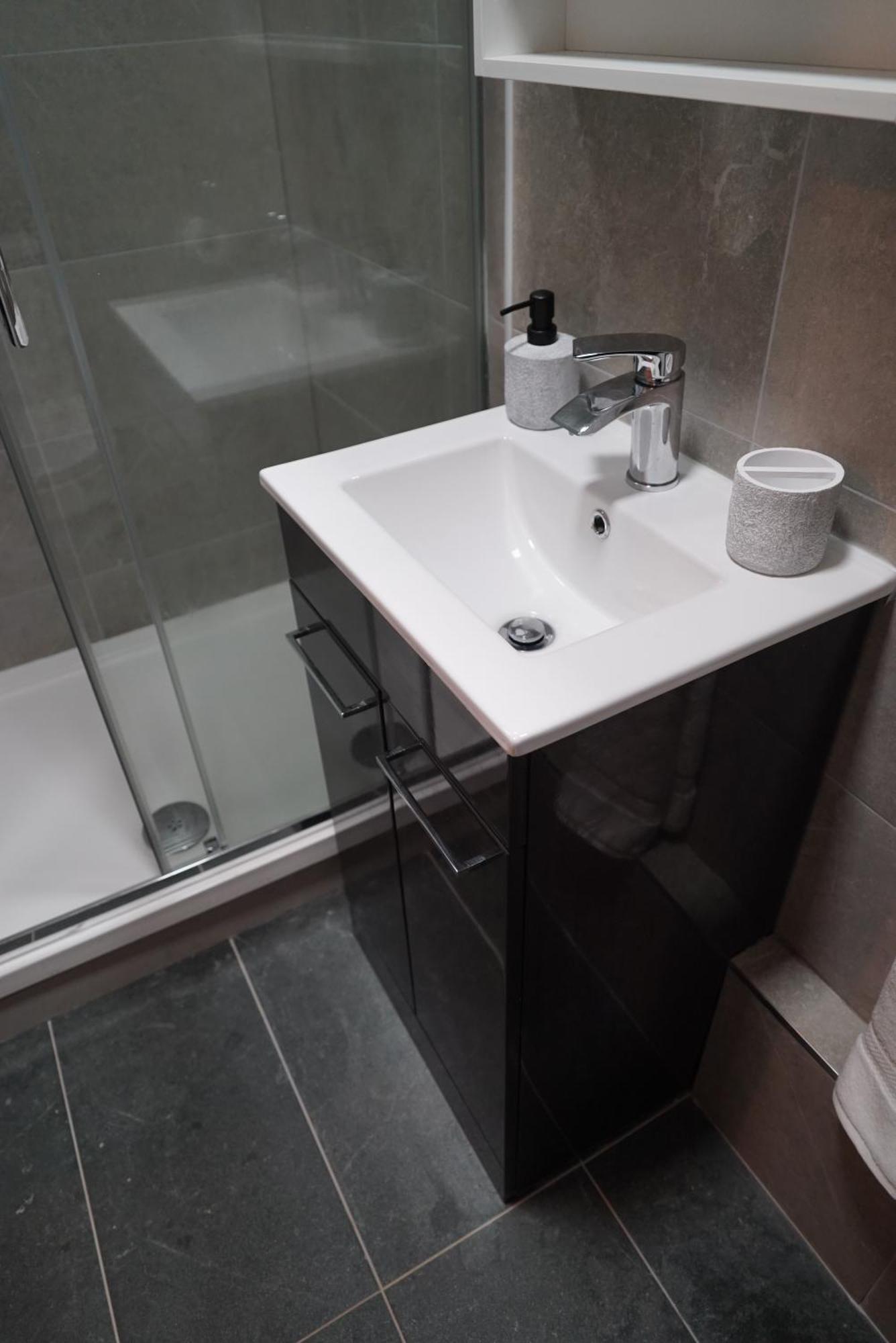 1 & 2 Bed Apartments - Desborough, Kettering, Family, Wifi, Parking Экстерьер фото